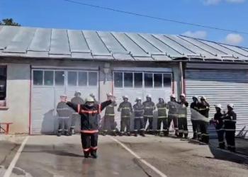 Колеги изпратиха ритуално в пенсия шефа на пожарната в Две могили /ВИДЕО/