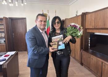 Кметът Пенчо Милков почете Кичка Бодурова за нейния 50-годишен юбилей на музикалната сцена