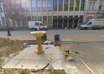 Дългоочакваната чешма на пл.“Батенберг“ вече е монтирана, скоро ще заработи /ВИДЕО/