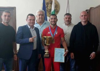 Кметът на Русе награди европейския шампион по бокс Радослав Росенов