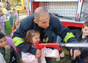 Пожарникарите от Бяла гостуваха на малчуганите от ДГ „Пролет“