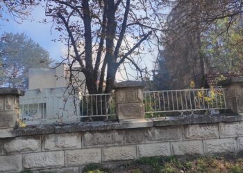Отново се разгоря бившето училище в село Червена вода