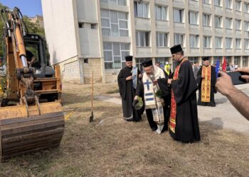 Направена бе първа копка на изграждането на физкултурен салон и топла връзка към ОУ „Никола Обретенов“