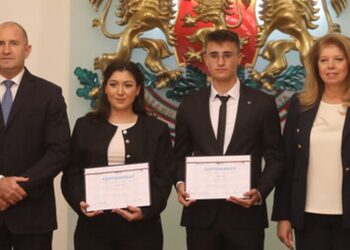 Ученичка от Русе получи сертификат от президента Румен Радев като „Мениджър за един ден“