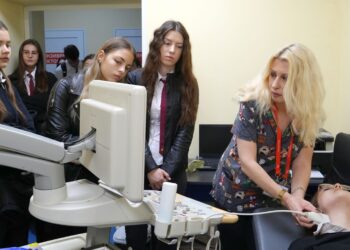 В Световния ден за борбата с инсулта „Медика“ отвори врати за ученици от Английската гимназия
