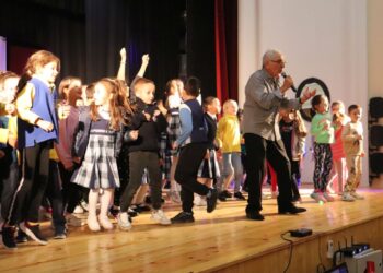 Близо 300 деца от Бяла пяха и танцуваха с Хайгашод Агасян