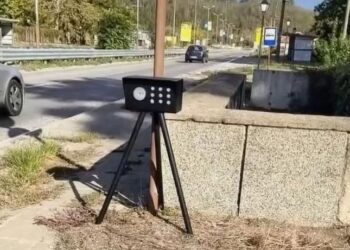 Беленчанин постави бутафорна „тринога“ на пътя Русе-Бяла