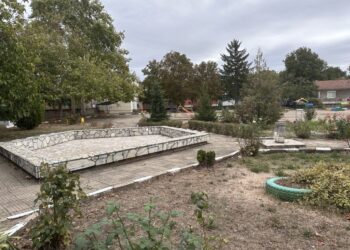 Настилката в двора на ДГ „Приказен свят“ в Николово ще бъде изцяло подменена