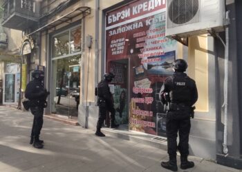 Полицията влезе в офиси за бързи кредити и заложни къщи в Русе /ВИДЕО/
