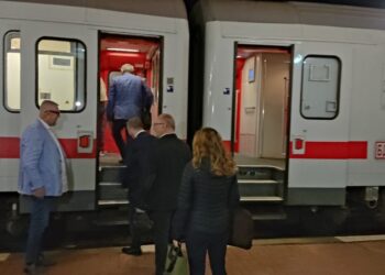 С музика в Русе посрещнаха и изпратиха възстановения влак „Синият Дунав“ /ВИДЕО/