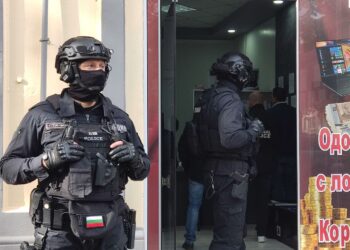 Полицията влезе в офиси за бързи кредити и заложни къщи в Русе /ВИДЕО/