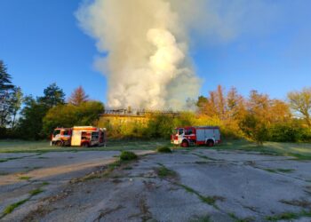 Пламна сградата на бившето училище в село Червена вода /ВИДЕО/