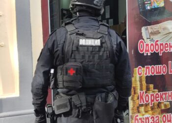Полицията влезе в офиси за бързи кредити и заложни къщи в Русе /ВИДЕО/