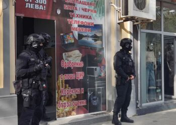 Полицията влезе в офиси за бързи кредити и заложни къщи в Русе /ВИДЕО/