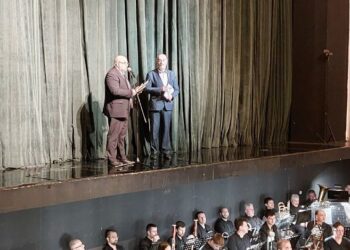 Зам.-кметът Енчо Енчев връчи на Пламен Бейков почетен плакет за юбилея на Русенска опера