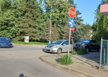 Поставят огледала на кръстовища в кв.“Здравец“ заради спрели автомобили