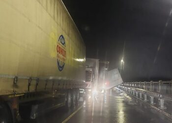 Силният вятър обърна ремарке на камион на Дунав мост