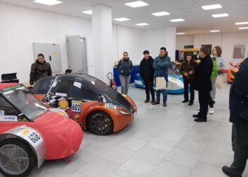 Световните вицешампиони по мини водородни автомобили посетиха Русенския университет