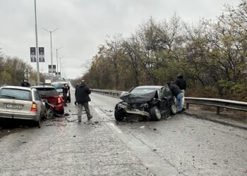 Верижна катастрофа с 5 коли блокира бул.“България“ в Русе /ВИДЕО/