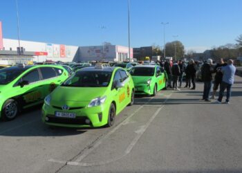 Десетки таксита в Русе на протест срещу скока на застраховките /ВИДЕО/