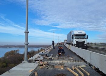 Запълниха пропаданията в активната лента на Дунав мост паралелно с ремонта