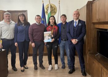 Кметът Пенчо Милков награди бронзовата медалистка от Световното по самбо в Кипър