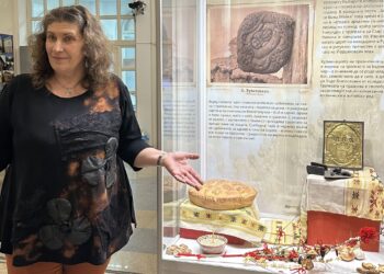 Музеят в Русе подреди коледна витрина с трапезата за Бъдни вечер