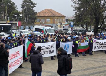 Работниците от „Каолин“ излязоха на протест срещу нов данък, Община Ветово е зад тях