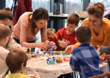 Започнаха детските работилници за коледни чудеса в Бяла