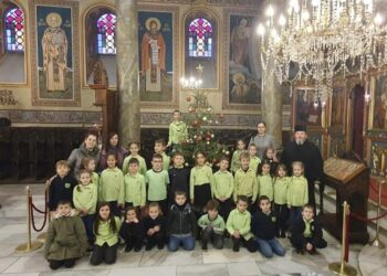 Първокласници украсиха коледната елха в храма “Света Троица” в Русе
