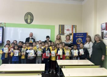 Дамите от Лайънс клуб Бяла подариха представление на децата от НЧ „П.Р.Славейков“