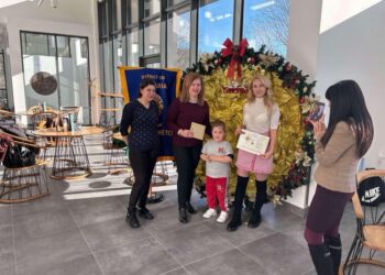 Дамите от Лайънс клуб Бяла връчиха част от събраните средства за добри каузи