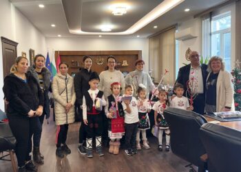 Малки сурвакари зарадваха служителите на общинската администрация във Ветово