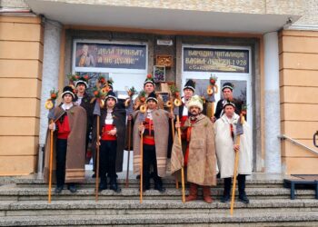 Коледарите от Сандрово дариха 3000 лв. на читалището и детската градина
