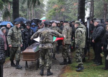 С военни почести изпратиха в последния му път кмета на Две могили Божидар Борисов