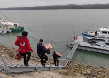 Дариха храни за украинските моряци от арестувания кораб в Русе /ВИДЕО/