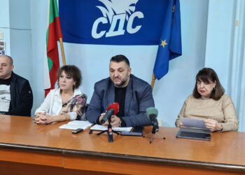 СДС-Гражданите не са съгласни с вдигането на данъци и такса смет в Русе /ВИДЕО/
