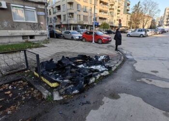 Горяха контейнери в центъра на Русе