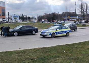 Камион удари автомобил край Дунав мост и избяга