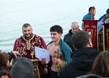 Русенец извади кръста от река Дунав край Тутракан