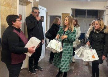 Дамите от Лайънс клуб „Колю Фичето“ с дарение на Бабинден в Бяла