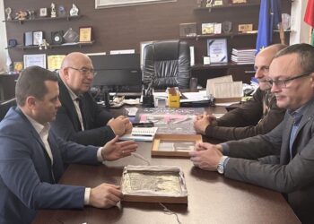 „Движение на просветителите“ дари на Община Русе релеф на Доходното здание