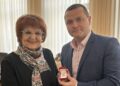 Русе Медиа - За да знаеш повече Пенчо Милков връчи златна значка на Маргарита Трифонова по случай 70-ия ѝ рожден ден