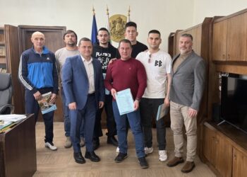 Кметът награди трима хандбалисти за сребърни медали на европейски турнир