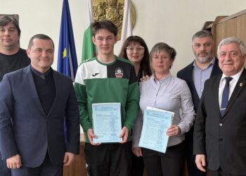 Пенчо Милков отличи европейския шампион по стрелба с въздушен пистолет Дамян Илиев