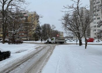 Продължава снегопочистването на Русе и малките населени места от общината