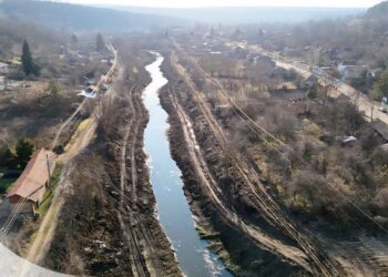 Почистват коритото на река Бели Лом край село Кривня