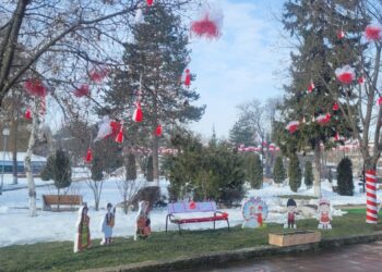 Центърът на село Смирненски се превърна в красив дом на Баба Марта /ГАЛЕРИЯ/