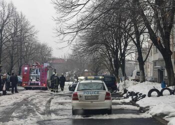 Голям пожар избухна в жилищен блок в Русе, има леко обгазени /ВИДЕО/