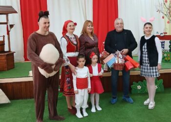 Деца и възрастни даряват мартенички на лекари и пациенти от КОЦ-Русе